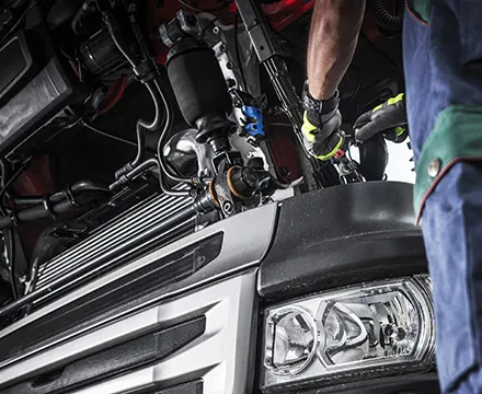 Mechanik naprawia samochód ciężarowy