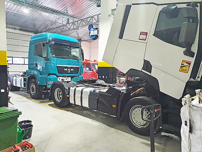 Dwa samochody ciężarowe w warsztacie fortruck podczas naprawy