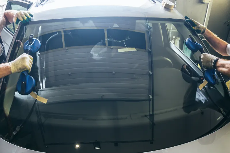 Przednia szyba samochodowa umieszczna jest przy pomocy specjalnych chwytaków